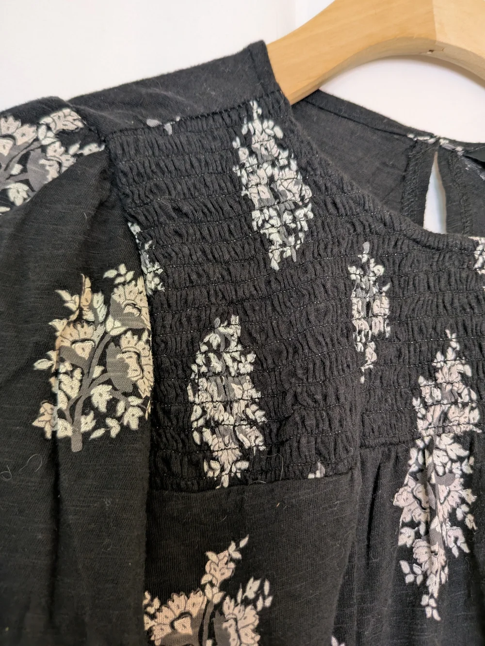🔴5/$25 Lucky Brand Black Floral Smocked Short Sleeve Top - Picture 4 of 6